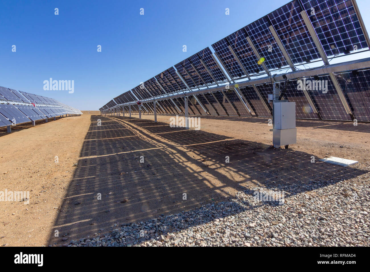 Modules d'énergie solaire Bifacial à la centrale d'énergie solaire dans le désert d'Atacama. Combattre le changement climatique et le réchauffement climatique avec des ressources durables Banque D'Images