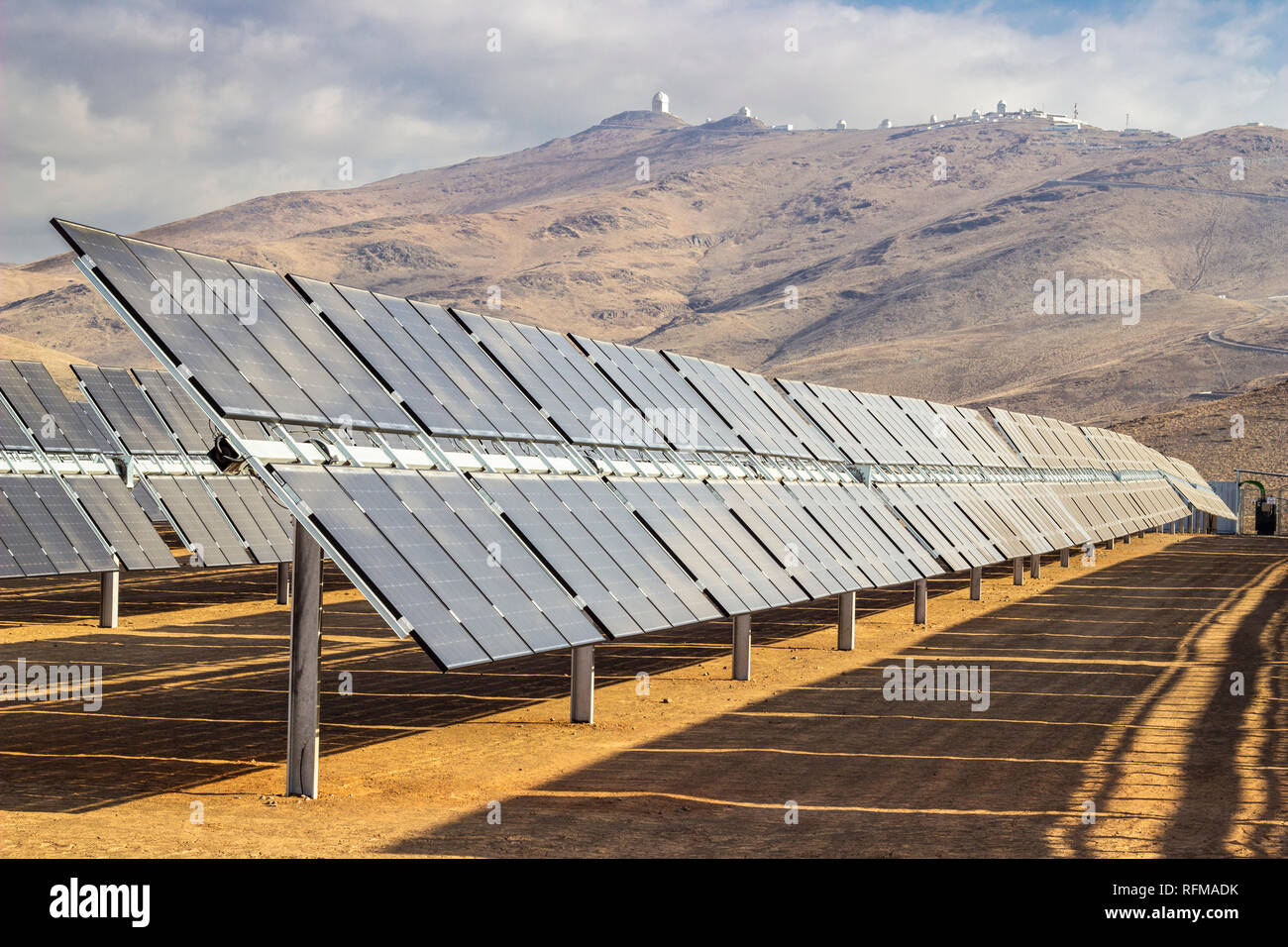 Modules d'énergie solaire Bifacial à la centrale d'énergie solaire dans le désert d'Atacama. Combattre le changement climatique et le réchauffement climatique avec des ressources durables Banque D'Images