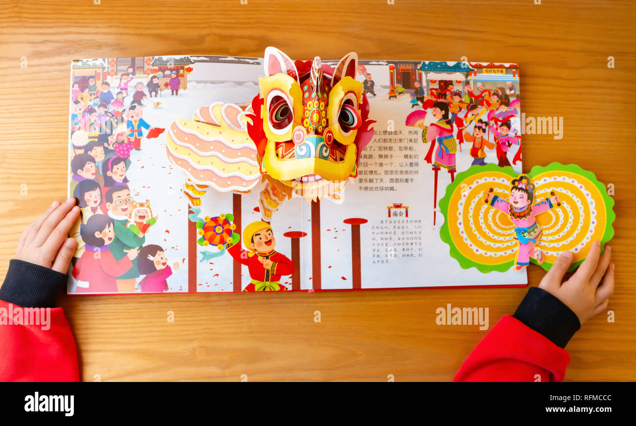 China-January,Zhongshan 26,2019:lecture livres pour enfants 3D introduction de cultures sur le nouvel an chinois à la maison Banque D'Images