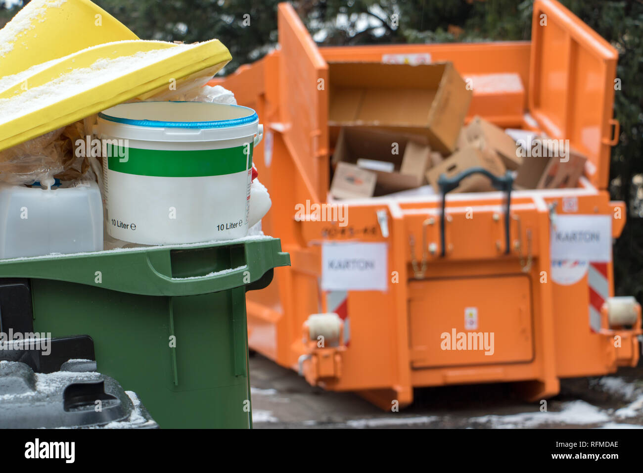 Les déchets dans les poubelles et un récipient plein de séparer les déchets carton sur la rue de la ville Banque D'Images