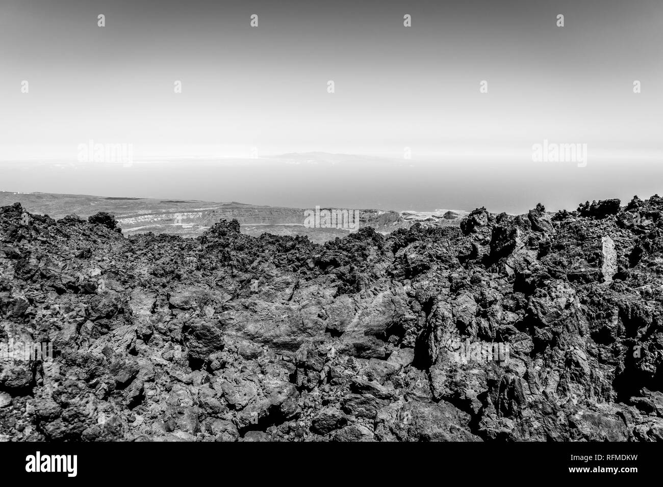 Les dépôts de lave sur le dessus et la vallée du volcan Teide. Tenerife. Îles Canaries. L'Espagne. Noir et blanc. Banque D'Images Les dépôts de lave sur le dessus et la vallée du volcan Teide. Tenerife. Îles Canaries. L'Espagne. Noir et blanc. Banque D'Images