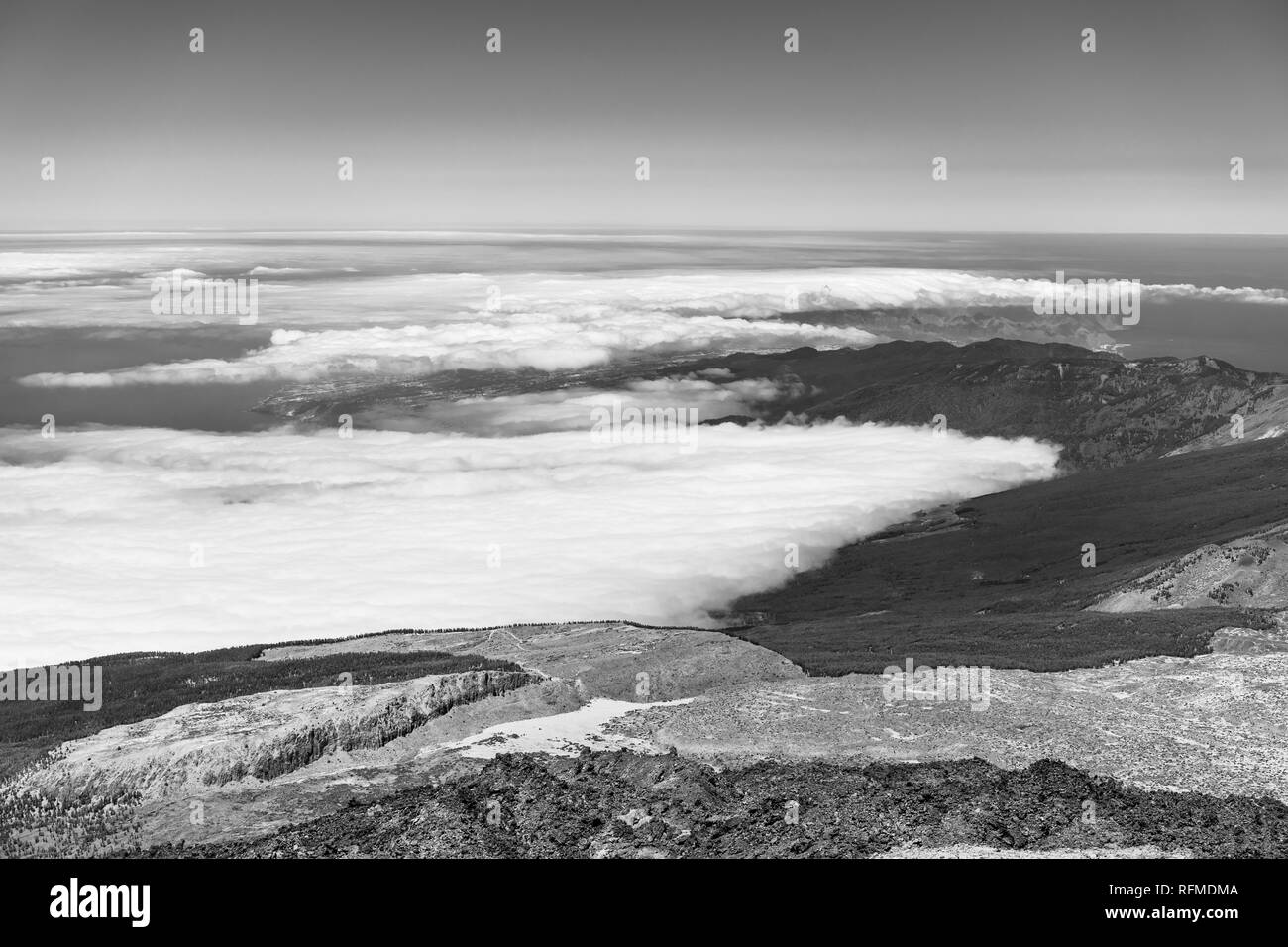 Le versant nord et les dépôts de lave au sommet et la vallée de le volcan du Teide. Tenerife. Îles Canaries. L'Espagne. Noir et blanc. Banque D'Images Le versant nord et les dépôts de lave au sommet et la vallée de le volcan du Teide. Tenerife. Îles Canaries. L'Espagne. Noir et blanc. Banque D'Images