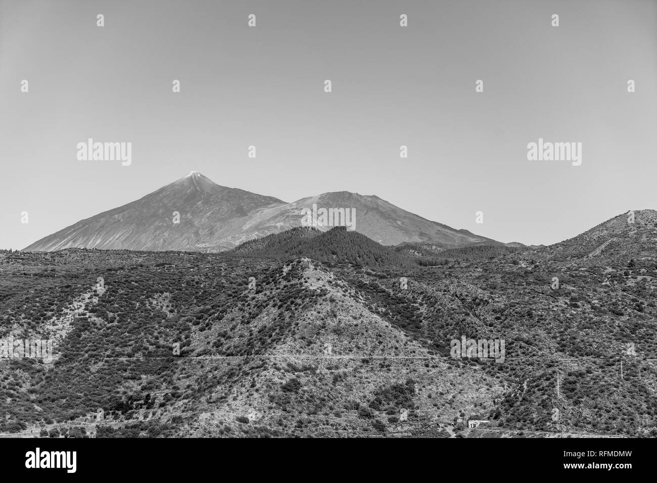 Vallée de Montanas Negras. Dans l'arrière-plan volcan Teide. Point de vue Mirador del Teide. Tenerife. Îles Canaries. L'Espagne. Noir et blanc. Banque D'Images