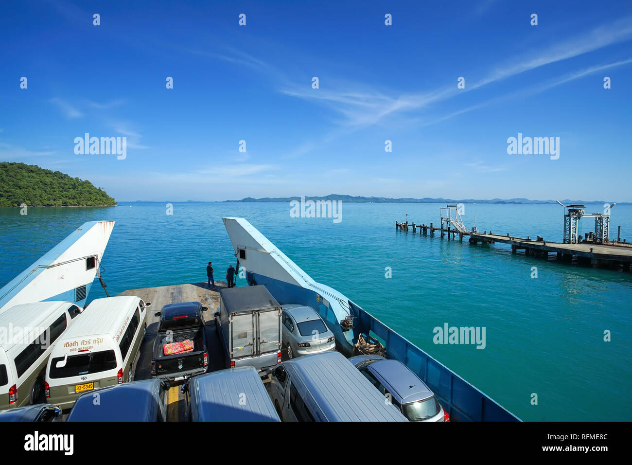Trad, Thaïlande - Décembre 04, 2018 : beaucoup de voitures sur le ferry à destination de voyage populaires Koh Chang, Thaïlande, province de Trad. Banque D'Images