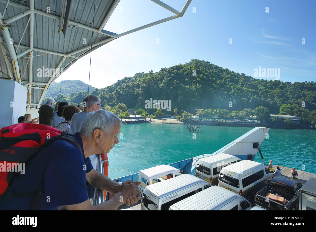 Trad, Thaïlande - Décembre 04, 2018 : les touristes et les voitures sur ferry à Koh Chang, Thaïlande, province de Trad. Banque D'Images