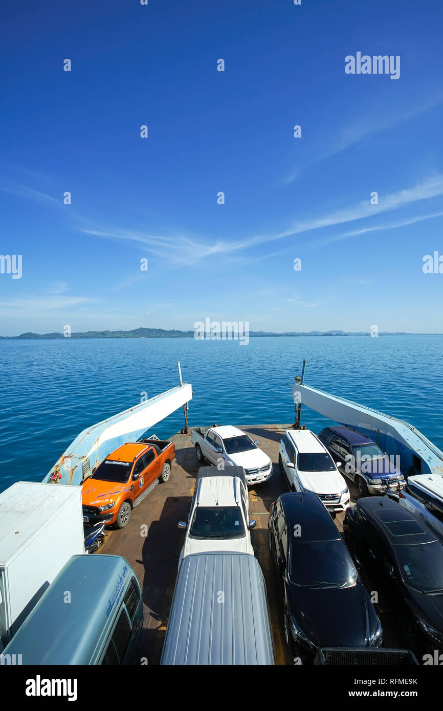 Trad, Thaïlande - Décembre 04, 2018 : beaucoup de voitures sur le ferry à destination de voyage populaires Koh Chang, Thaïlande, province de Trad. Banque D'Images