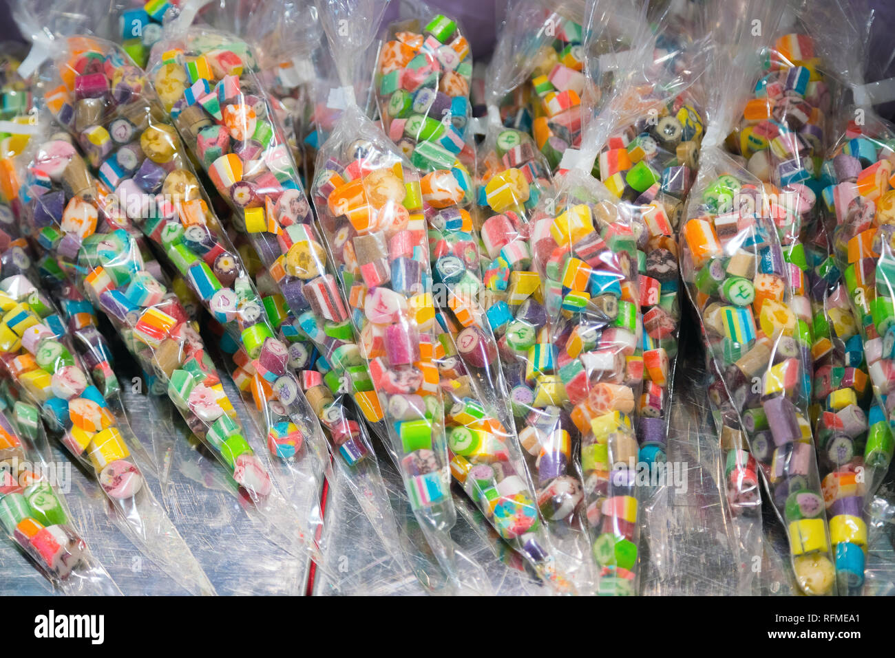 Beaucoup de sucre sucré assortiment de bonbons sur affichage dans le magasin de bonbons Banque D'Images
