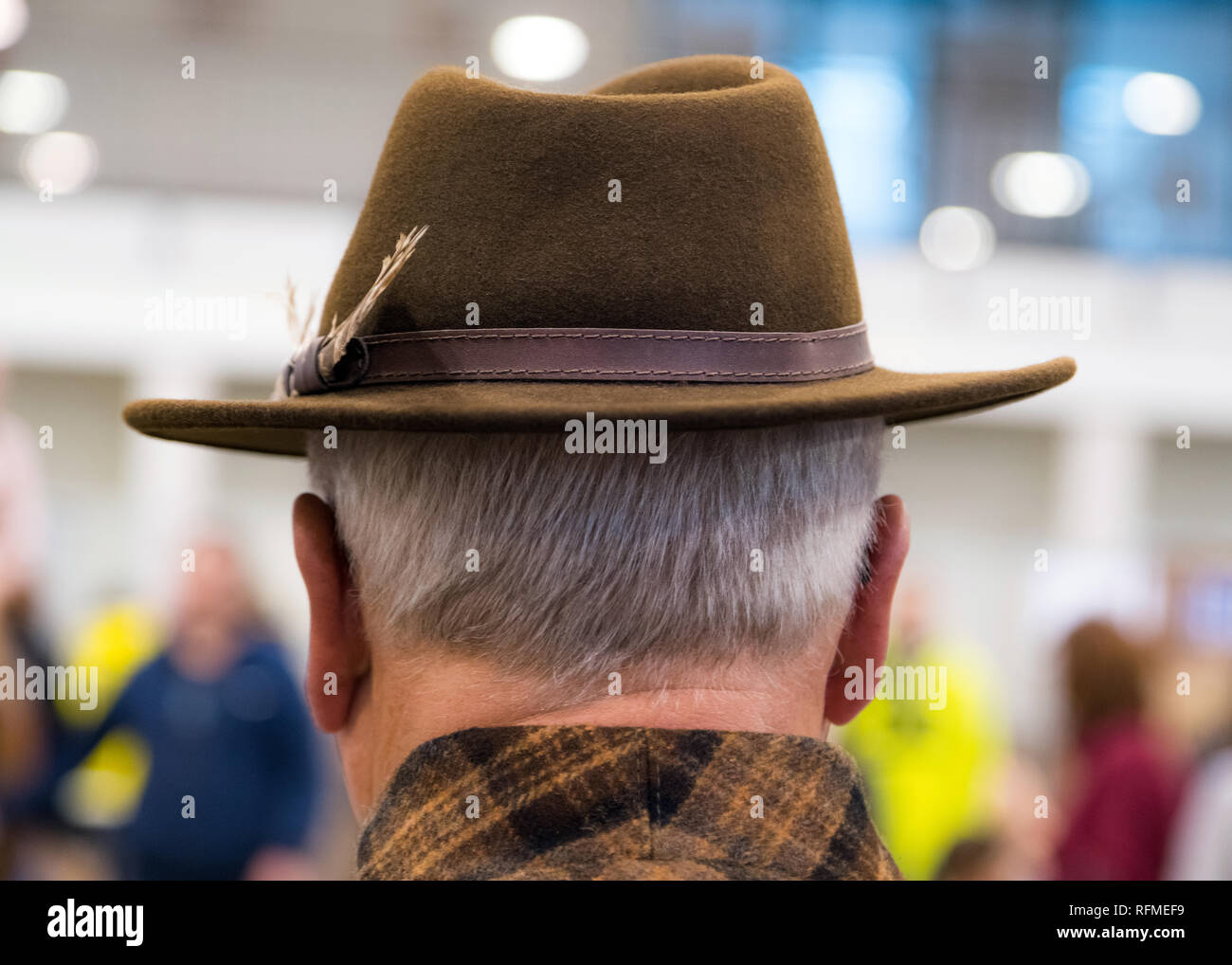 Couture de cow-boy. Portrait de vieil homme wearing cowboy hat de derrière Banque D'Images