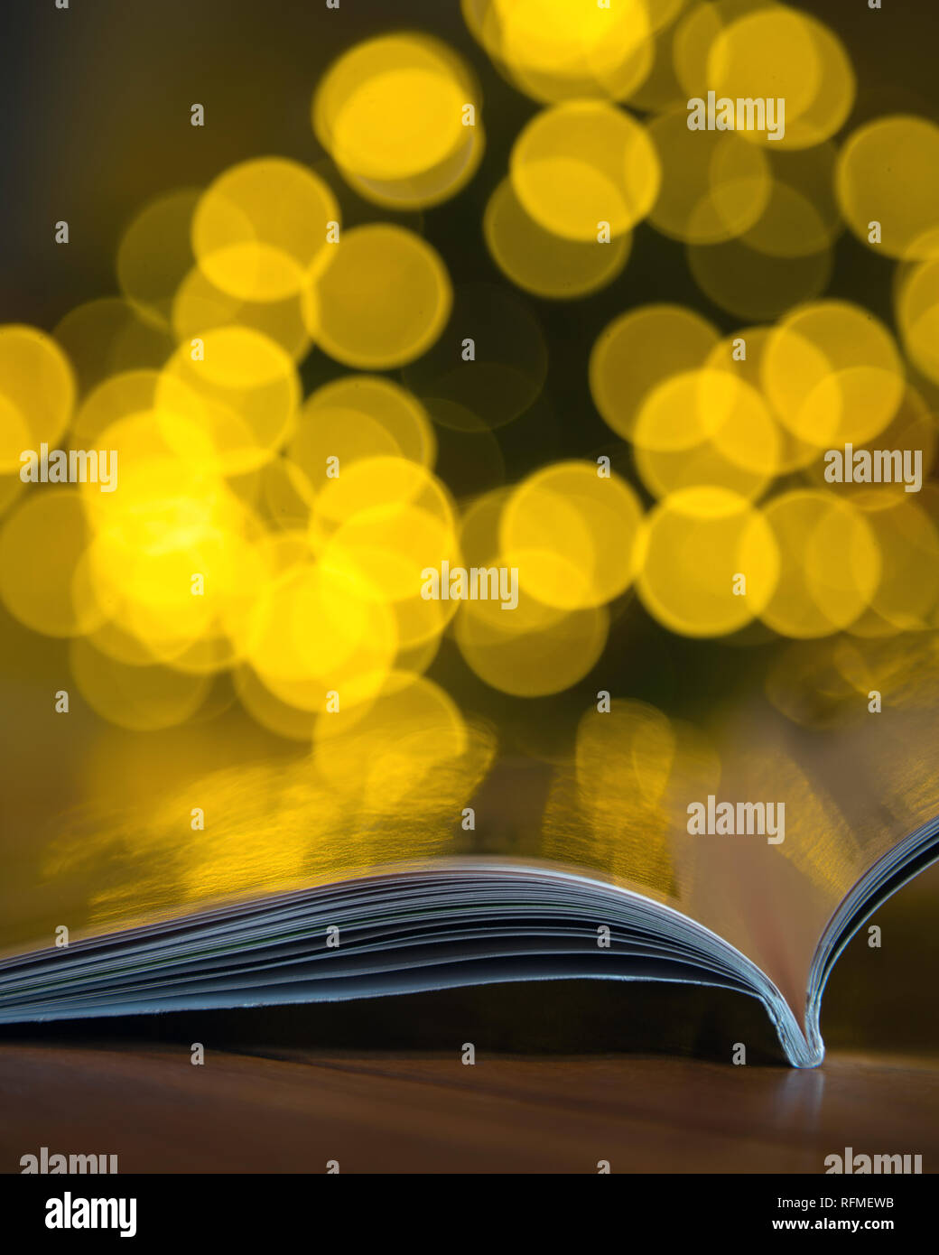 Magazine abonnement ouvert avec l'arrière-plan flou. Maison de vacances de Noël, boules de bokeh. L'espace de copie pour le texte Banque D'Images