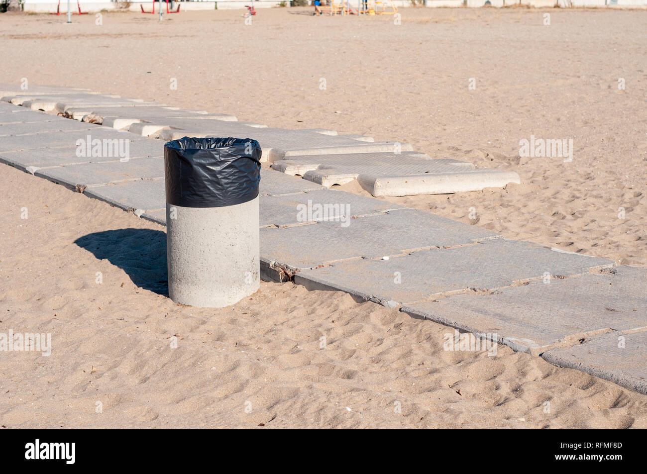 Trottoir de béton sur la plage et corbeille et la plage, un Coma-ruga, Costa Dorada, Catalogne, Espagne Banque D'Images