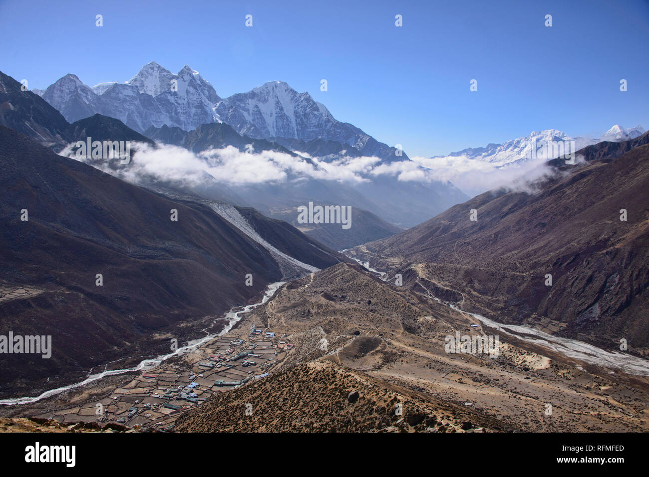 Taboche et le Cholatse vue du Nangkar Tshang près de Dingboche, Népal, Himalaya, Khumbu Himal Banque D'Images