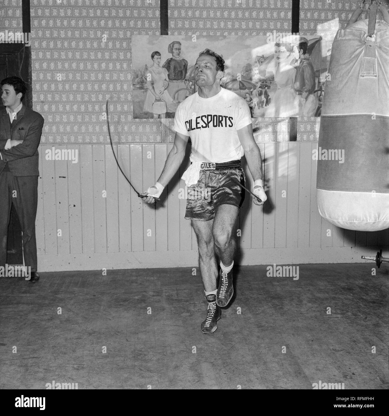 Boxeur anglais Henry Cooper essayer dans une salle de sport en Angleterre durant les années 1960. Banque D'Images