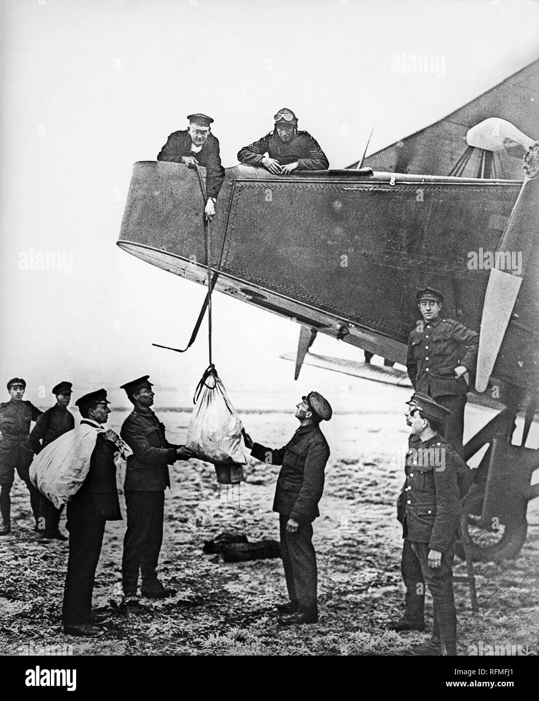 Photographie d'un Handley Page en cours de chargement biplan avec mail. Photo prise autour de 1913. Le courrier est levé dans la région de pilotage ouvert sur le bout d'une corde, surveillés par des soldats. Banque D'Images