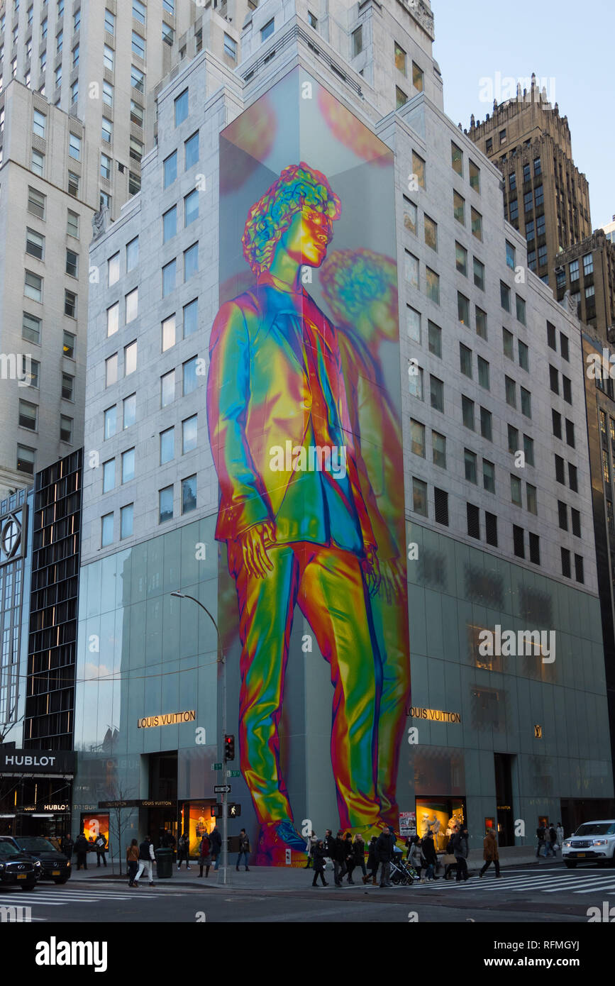 Une installation artistique de 12 étages par Virgil Abloh est vu à la Louis Vuitton flagship sur la Cinquième Avenue à New York. Banque D'Images
