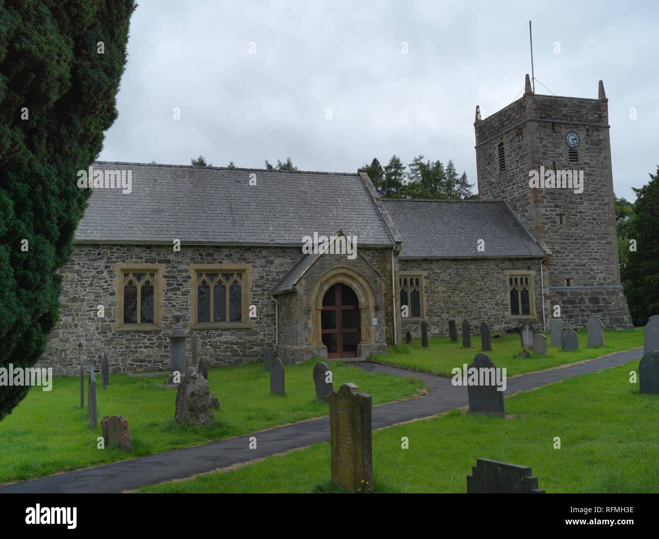 L'église paroissiale de Saint Dogfan à Llanrhaeadr-ym-Mochnant, où William Morgan, qui a été le premier traducteur de la bible en gallois, est vicaire Banque D'Images