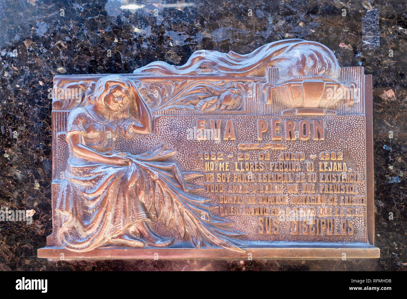 La plaque pour Eva Peron, fixée à l'extérieur de l'inhumation de la famille Duarte Vault dans La Recoleta Cemetery, Buenos Aires. Banque D'Images