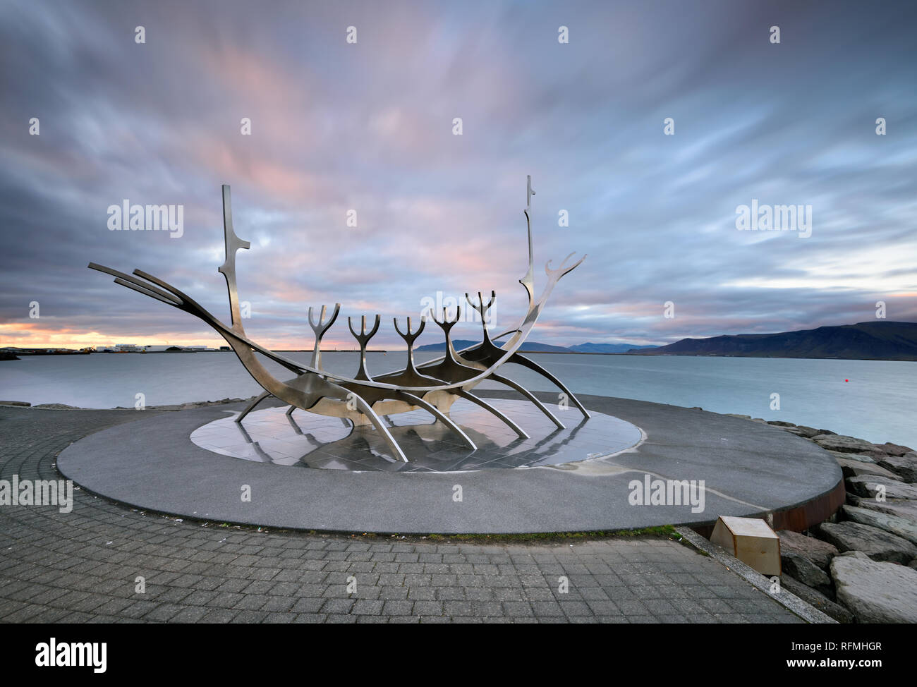 Solfar, Icekand au coucher du soleil. Bien Voyager, monument emblématique de la ville de Reykjavík avec vue sur la mer et les montagnes en arrière-plan, l'Islande Banque D'Images