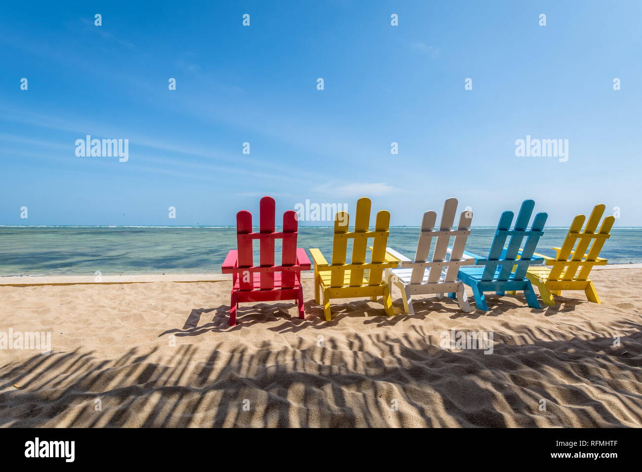 Beach front place pour méditer - romantique paysage de mer avec des chaises colorées Banque D'Images