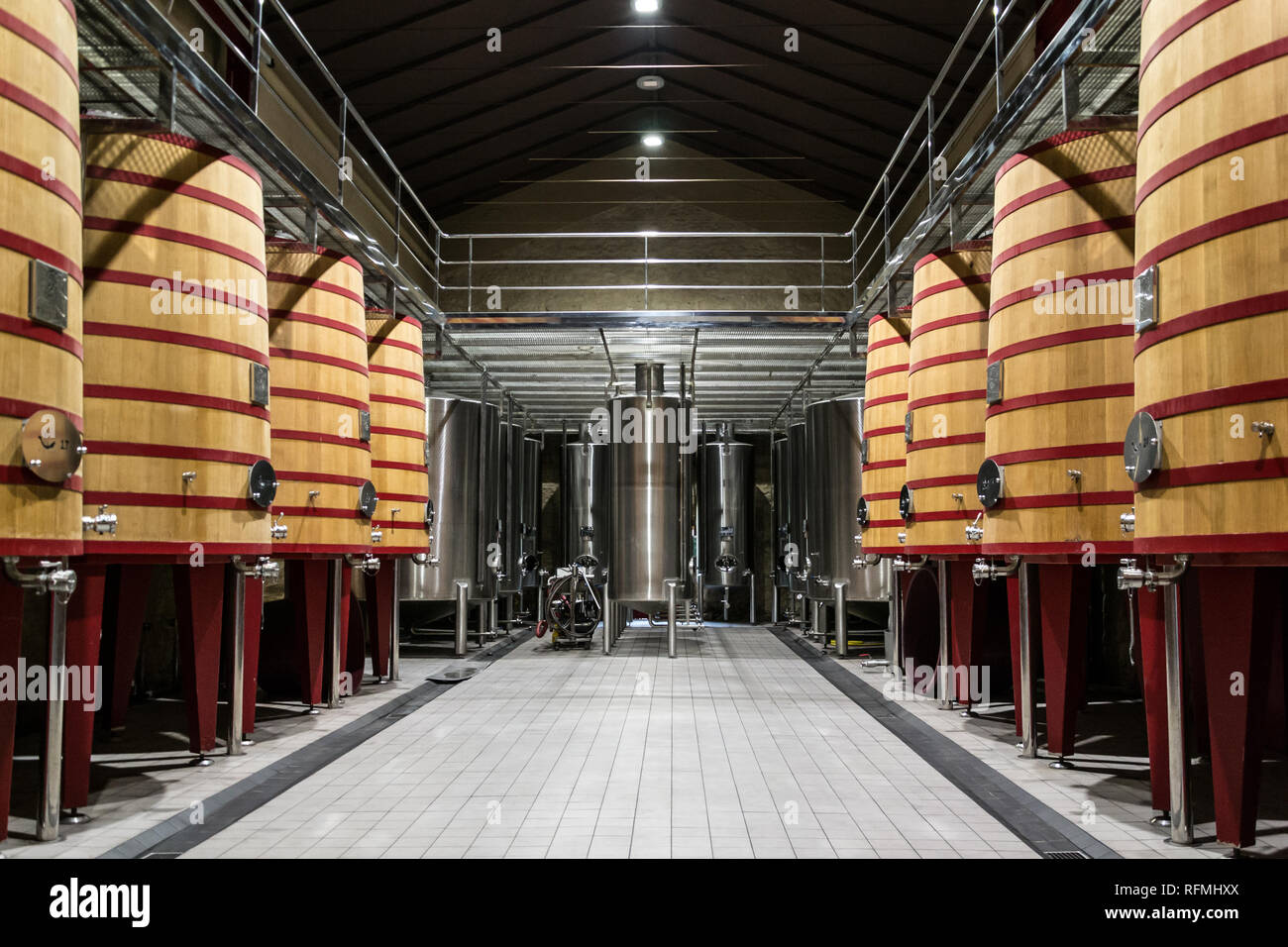 ELCIEGO, ESPAGNE - 8 novembre, 2015 : barils de vin dans l'intérieur de Marques de Riscal Wine Cellar Banque D'Images