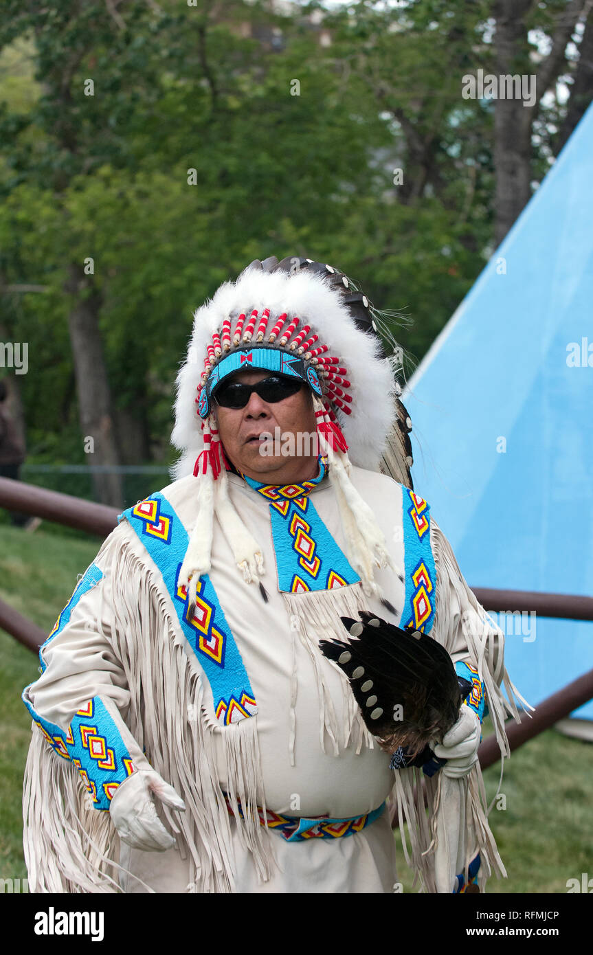 Canadian native en costume traditionnel au Stampede Park pendant le  Stampede de Calgary, Calgary, Alberta, Canada Photo Stock - Alamy