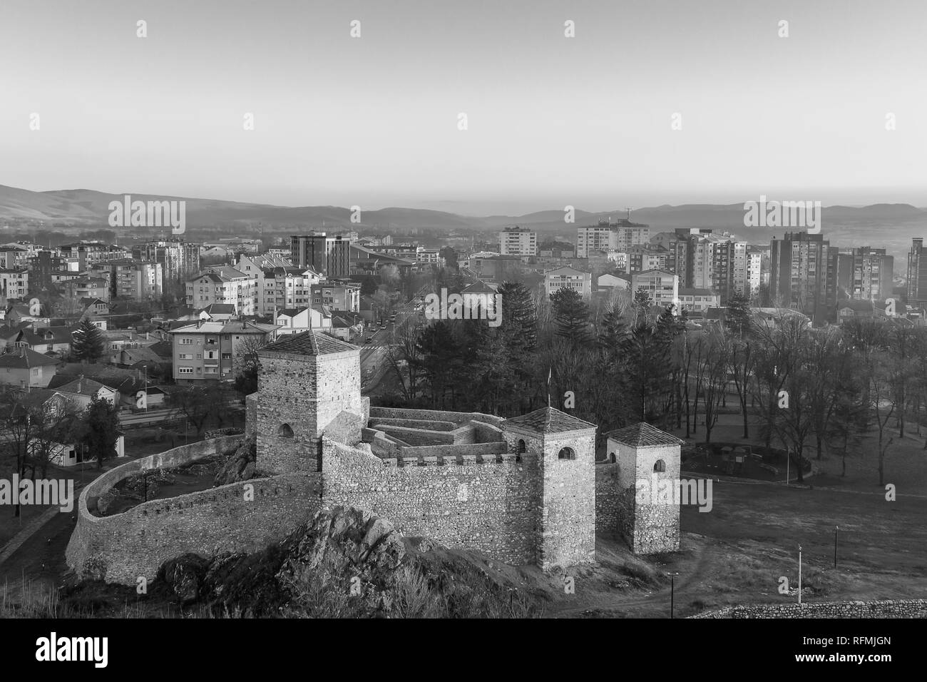 Vue en noir et blanc de la ville de Pirot et ancienne forteresse Banque D'Images