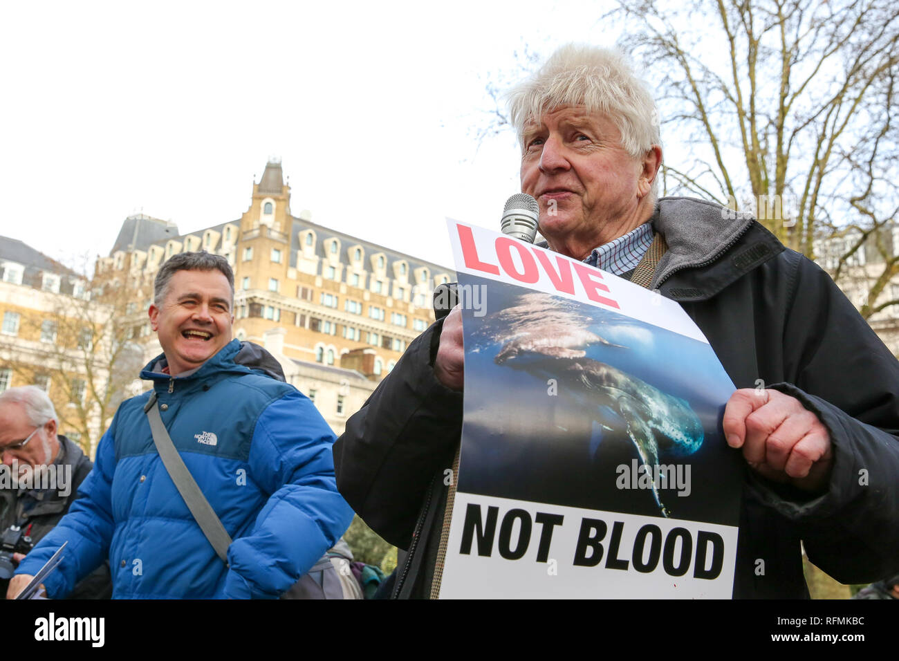 L'ancien ministre des Affaires étrangères, le père de Boris Johnson Stanley Johnson est perçu au cours de la protestation contre la chasse baleinière japonaise dans le centre de Londres. Banque D'Images