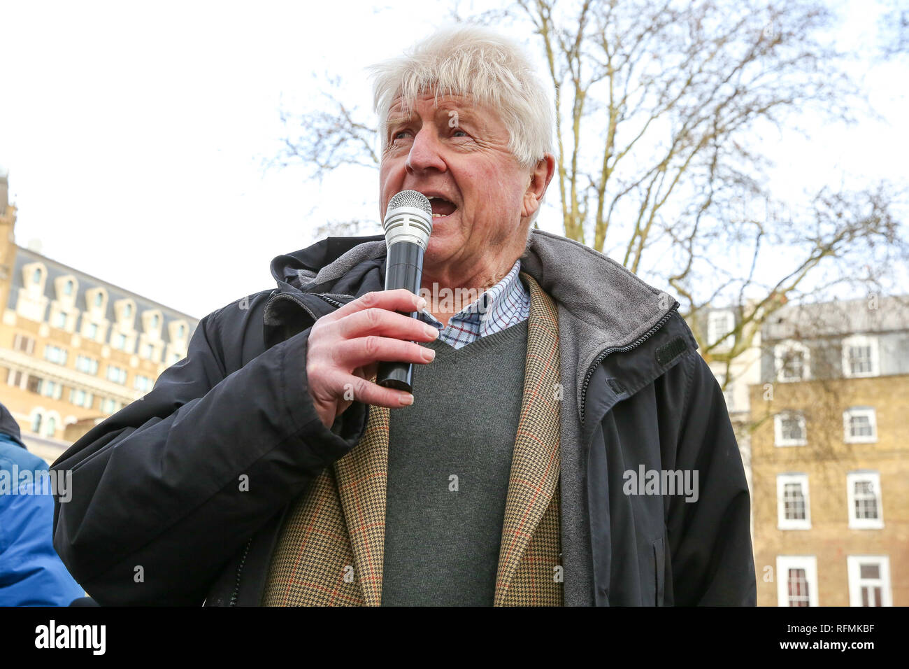 L'ancien ministre des Affaires étrangères, le père de Boris Johnson Stanley Johnson est perçu au cours de la protestation contre la chasse baleinière japonaise dans le centre de Londres. Banque D'Images