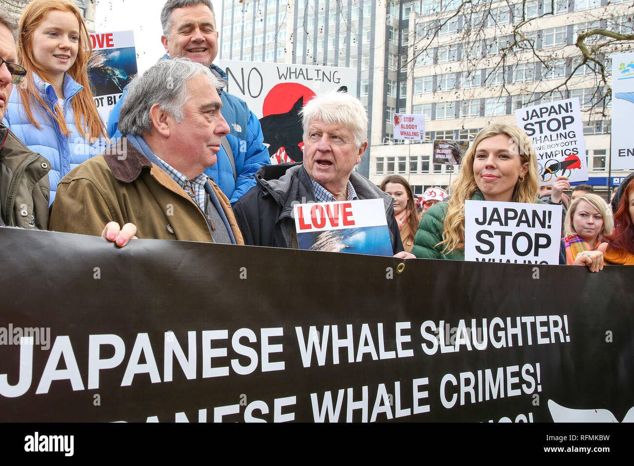 L'ancien ministre des Affaires étrangères, Boris Johnson's amie Carrie Symonds (R) avec le père de Boris Johnson Stanley Johnson (C) sont vus au cours de l'enlèvement des plaques holding protester contre la chasse baleinière japonaise dans le centre de Londres. Banque D'Images