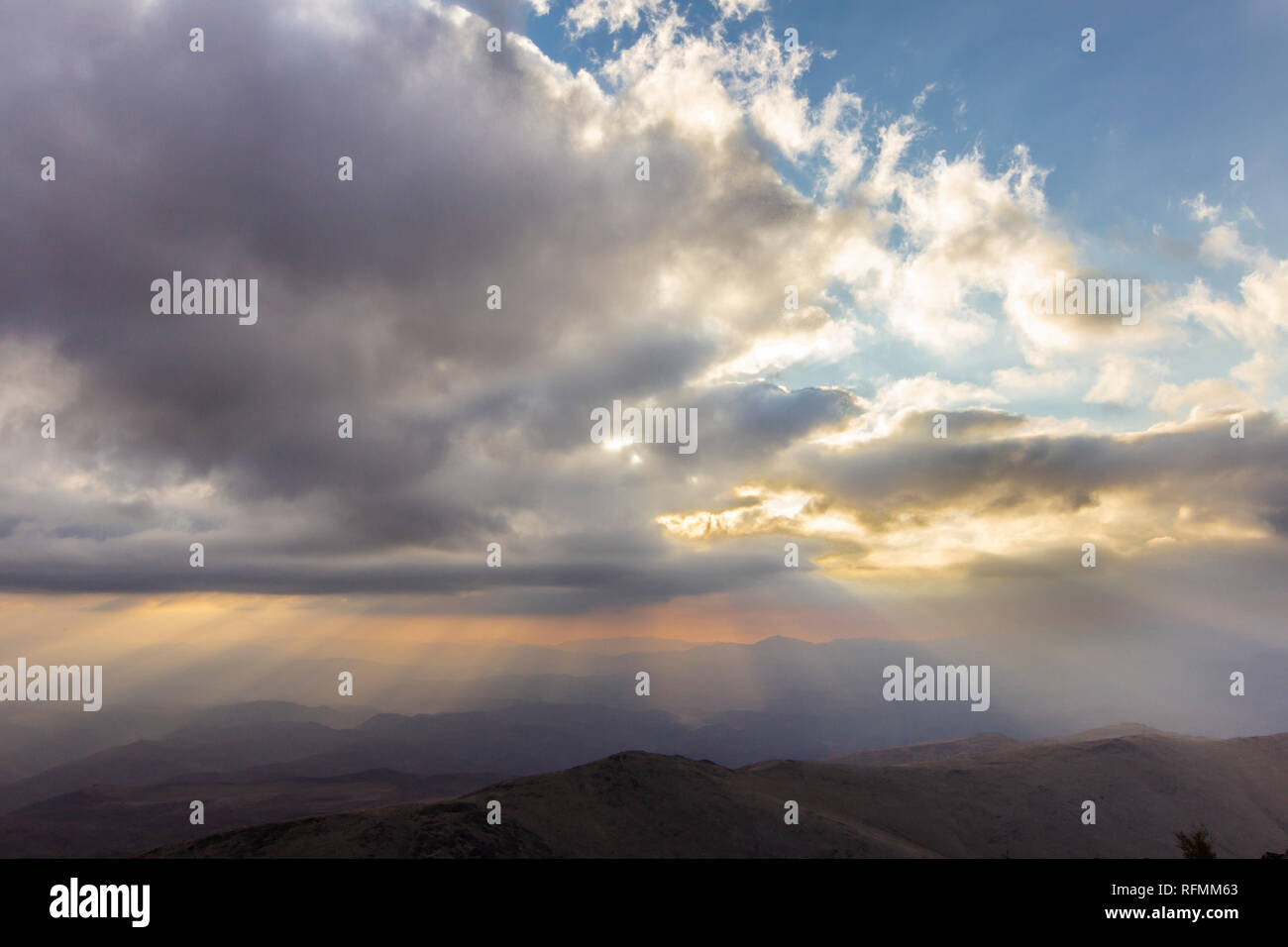 Coucher du soleil à 'La Silla' Observatory, une vue au-dessus de la ligne d'horizon avec le rayon de lumière du Soleil passant les nuages sur les montagnes de couches Banque D'Images