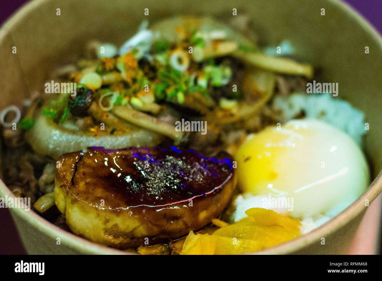 Don Sukiyaki Wagyu, foie gras, tranches de poitrine wagyu, onsen, oeuf shimeiji les champignons, oignons sautés, mélange maison sauce sukiyaki Banque D'Images