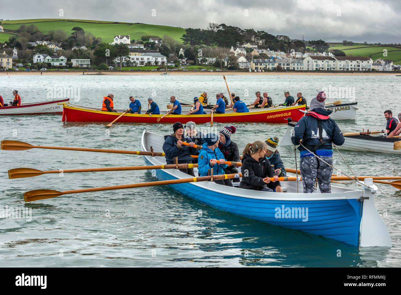 UK - Samedi 26 janvier. Par une froide journée de nuages dans le Nord du Devon, concert pilote rassembler bateaux à quai dans le village d'Appledore à faire ba Banque D'Images