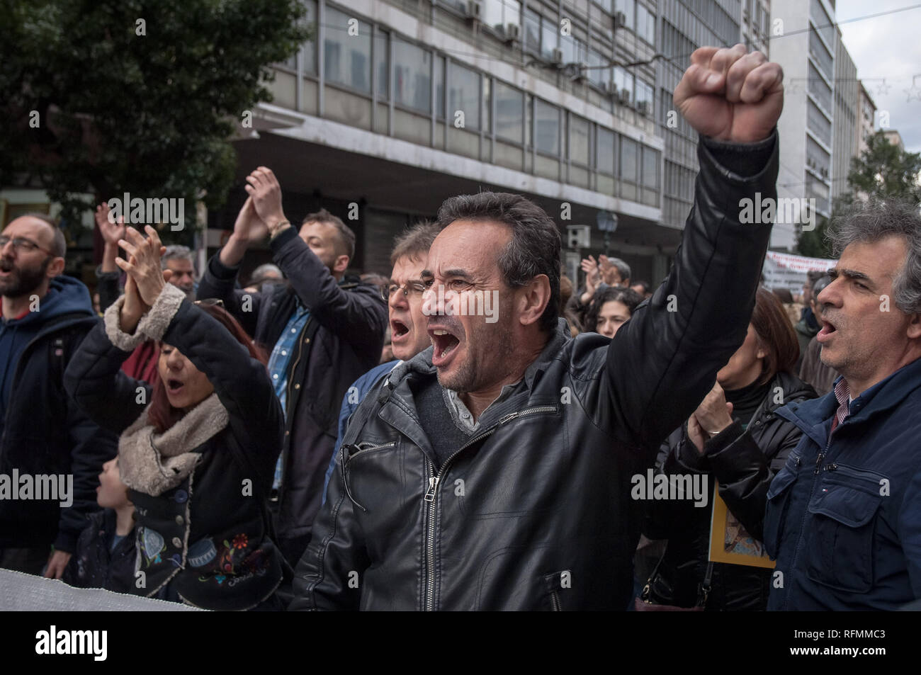 Les protestataires sont vus criant des slogans lors de la manifestation. Les enseignants de toute la Grèce manifester contre une nouvelle loi régissant la nomination ou d'embauche du personnel enseignant permanent dans le système scolaire public à Athènes, Grèce. Banque D'Images