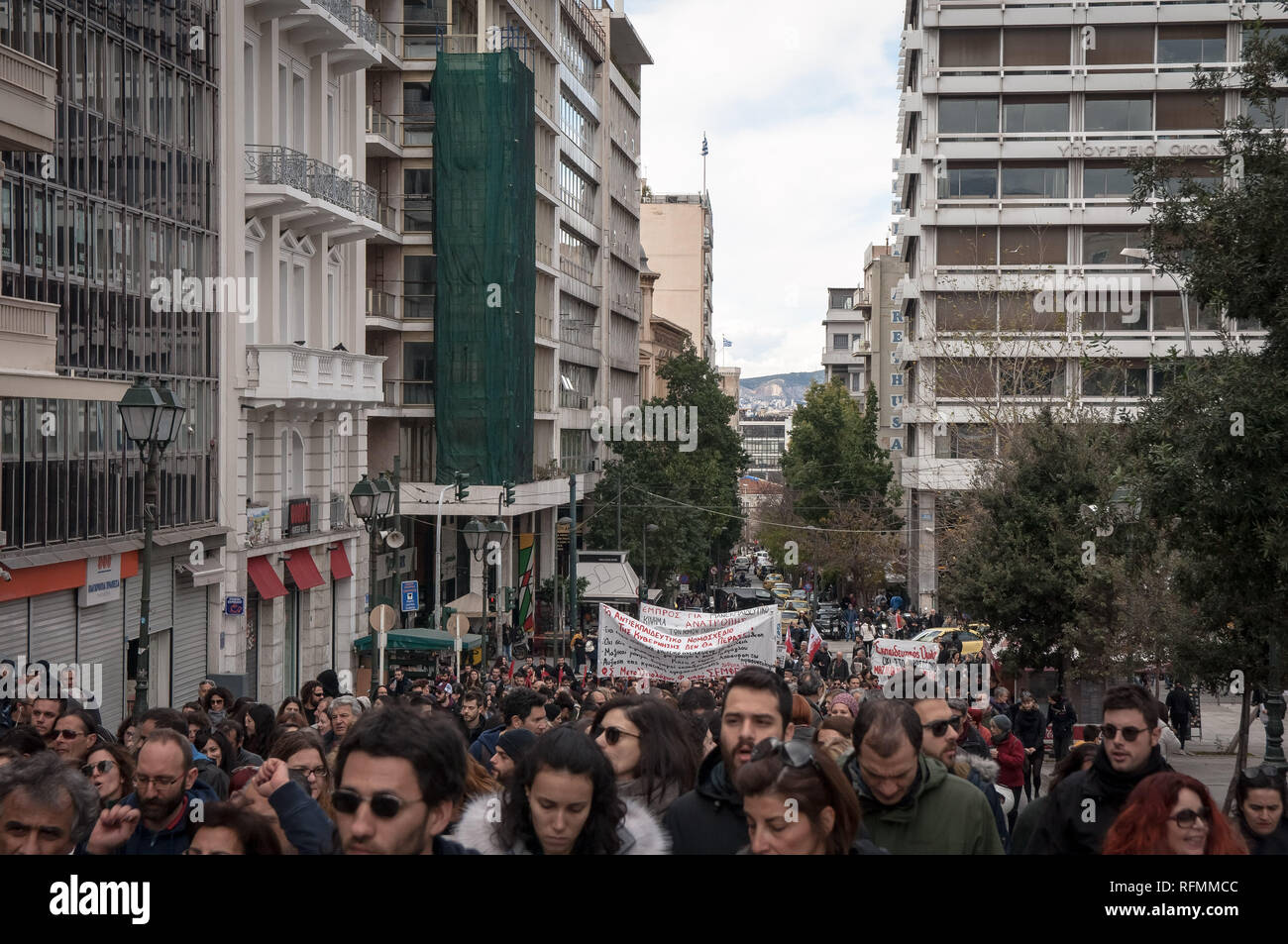 Les protestataires sont vu marcher sur la rue lors de la manifestation. Les enseignants de toute la Grèce manifester contre une nouvelle loi régissant la nomination ou d'embauche du personnel enseignant permanent dans le système scolaire public à Athènes, Grèce. Banque D'Images