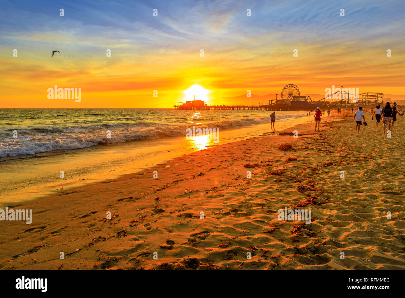 Coucher de soleil paysage de Santa Monica Pier reflétée sur la plage rivage. Site historique de Santa Monica, l'océan Pacifique, la Californie, USA. Amusement Park Banque D'Images