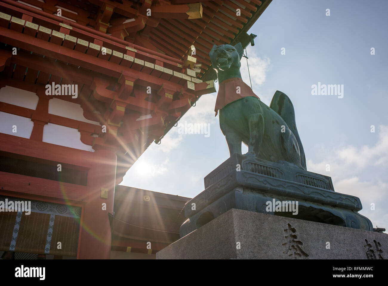 Statue d'un renard, tenant un joyau dans l'avant du sanctuaire Fushimi Inari dans ward à Kyoto, Japon Banque D'Images