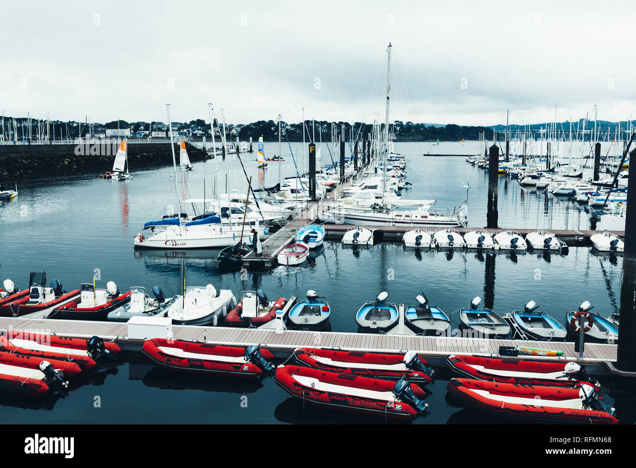 Brest, France 31 Mai 2018 Vue extérieure panoramique de sete marina beaucoup de petits bateaux et yachts alignés dans le port. L'eau calme et bleu ciel nuageux Banque D'Images