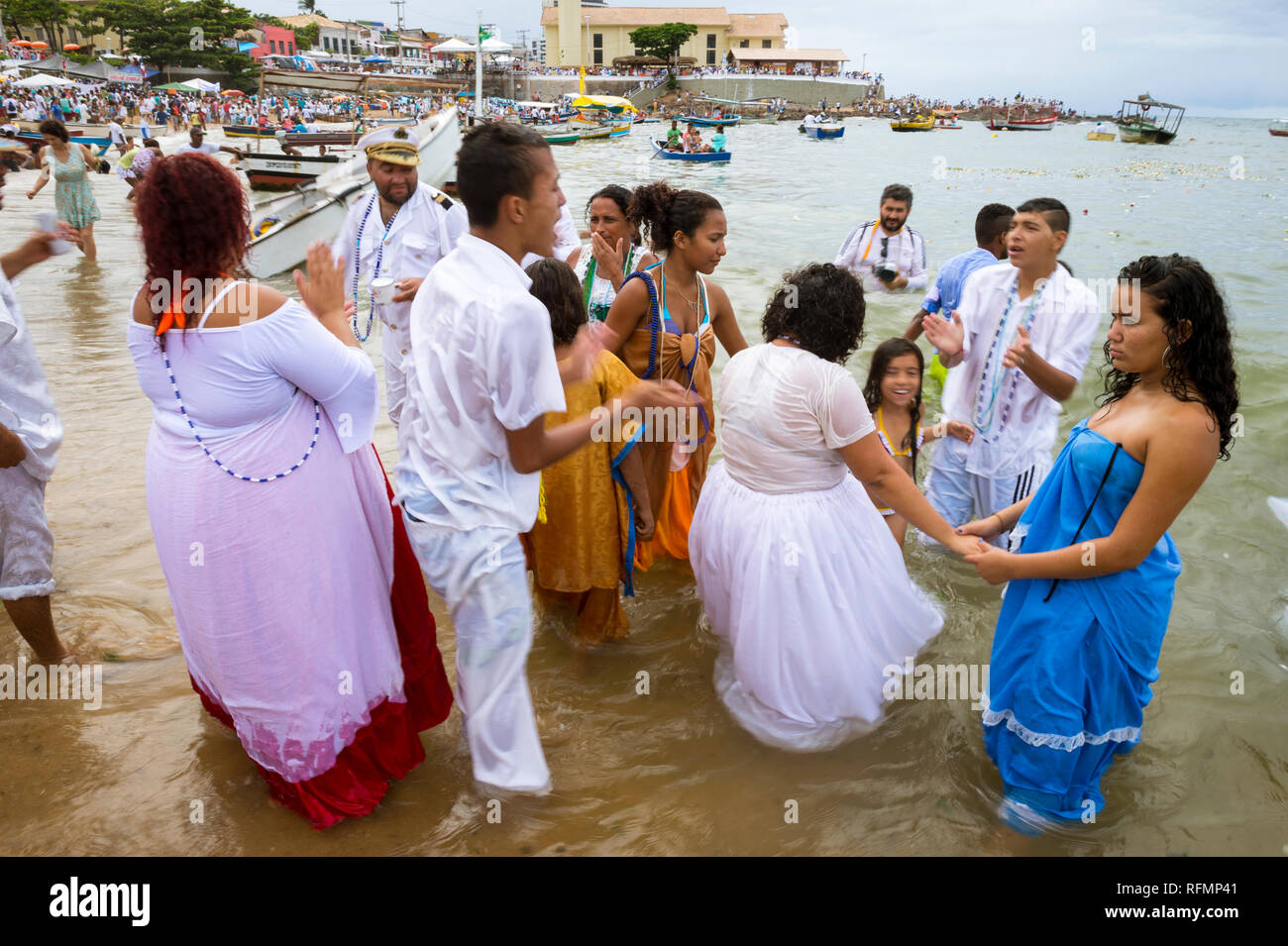 SALVADOR, BRÉSIL - février 02, 2016 : Les fidèles habillés en bleu et blanc au Festival de Yemanja patauger dans la mer pour des cérémonies religieuses. Banque D'Images