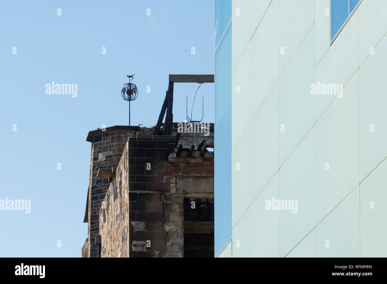 Girouette finial en fer forgé au-dessus de feu murs endommagés de la Glasgow School of art - Les réparations à partir de la première le feu peut être vu, Glasgow, Écosse, Royaume-Uni Banque D'Images