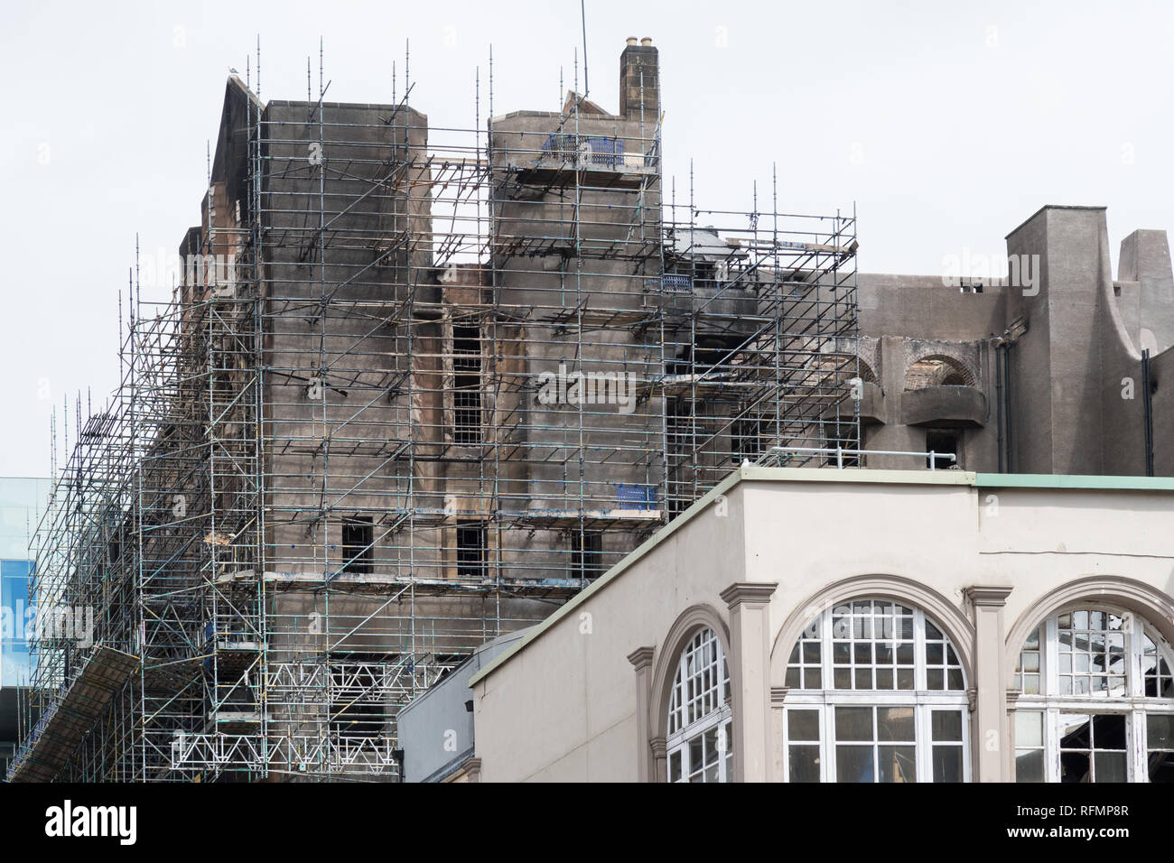 Les échafaudages autour de la Glasgow School of Art après l'incendie en 2018, l'Écosse, Royaume-Uni Banque D'Images