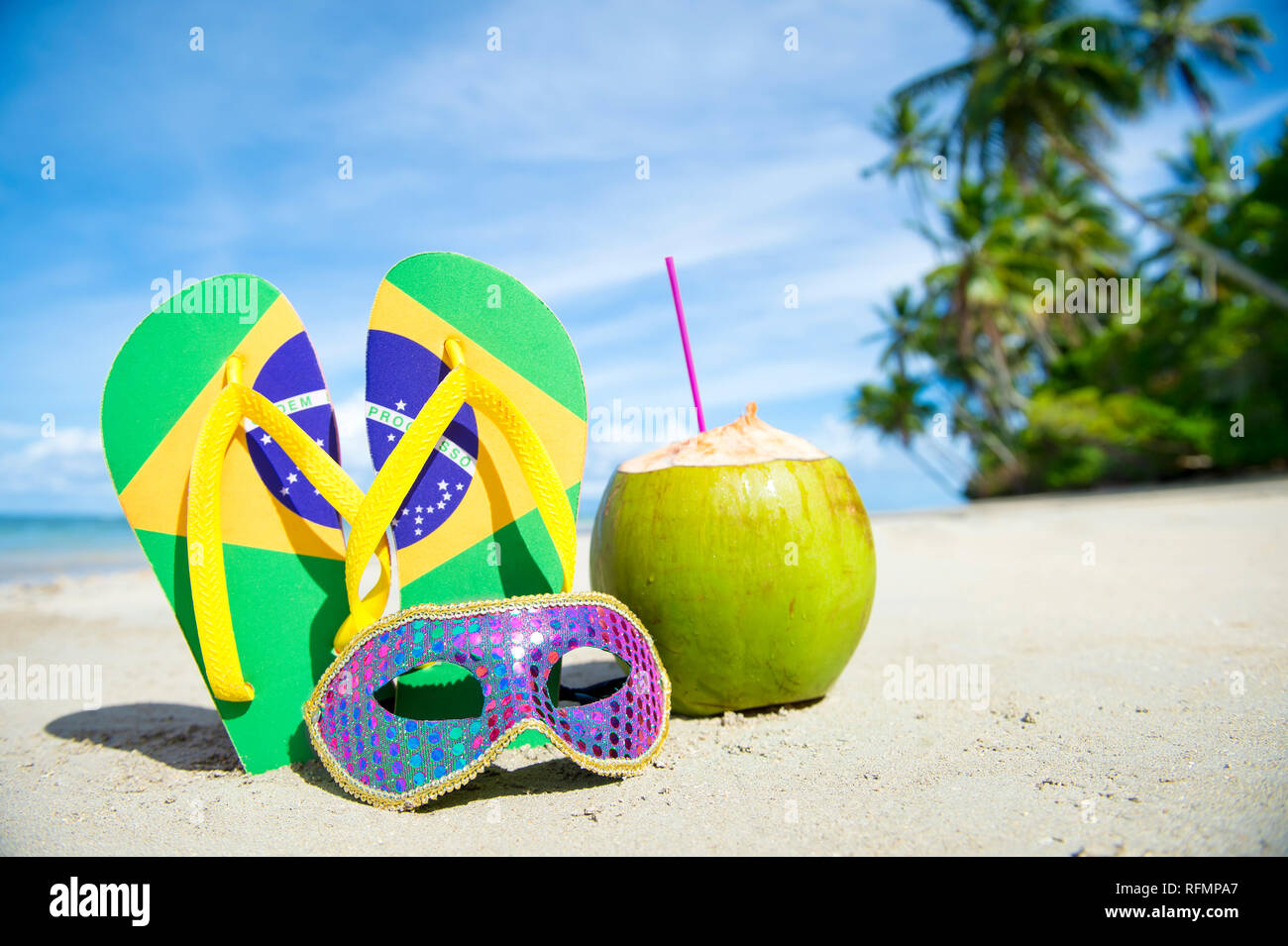 Le Brésil Billet d'arrière-plan avec des tongs avec drapeau brésilien vert  frais, noix de coco, et masque de carnaval sur la plage de palmiers Photo  Stock - Alamy