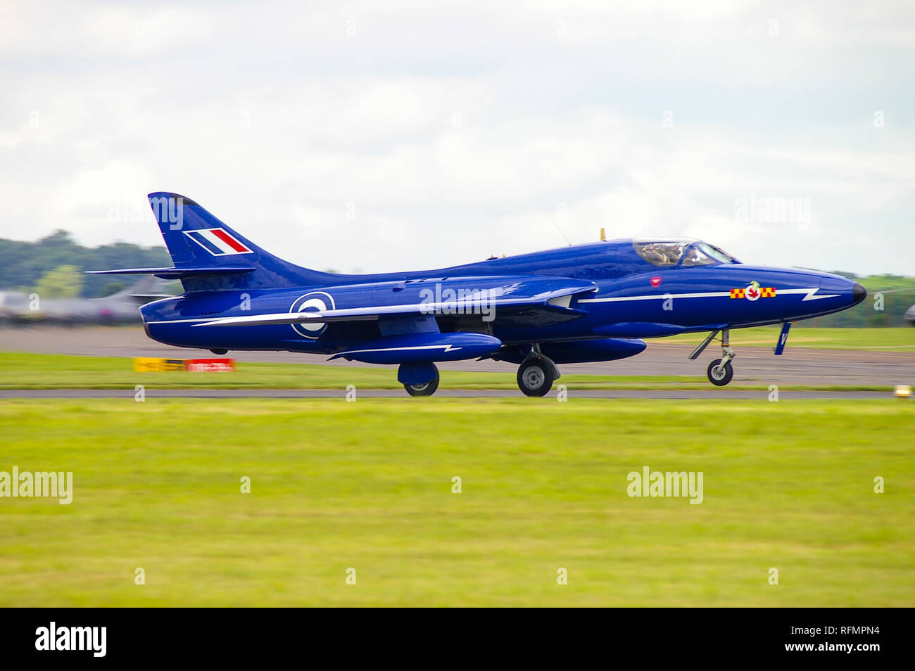 L'avion classique Hawker Hunter T7 décolle au spectacle aérien de la RAF Waddington. Avion de chasse à réaction vintage représentant les avions à écran bleu de la Royal Air Force Banque D'Images