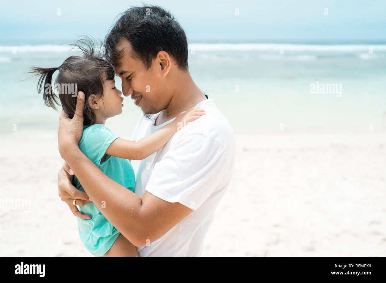 Pere Et Sa Petite Fille Pour Partager L Amour Photo Stock Alamy