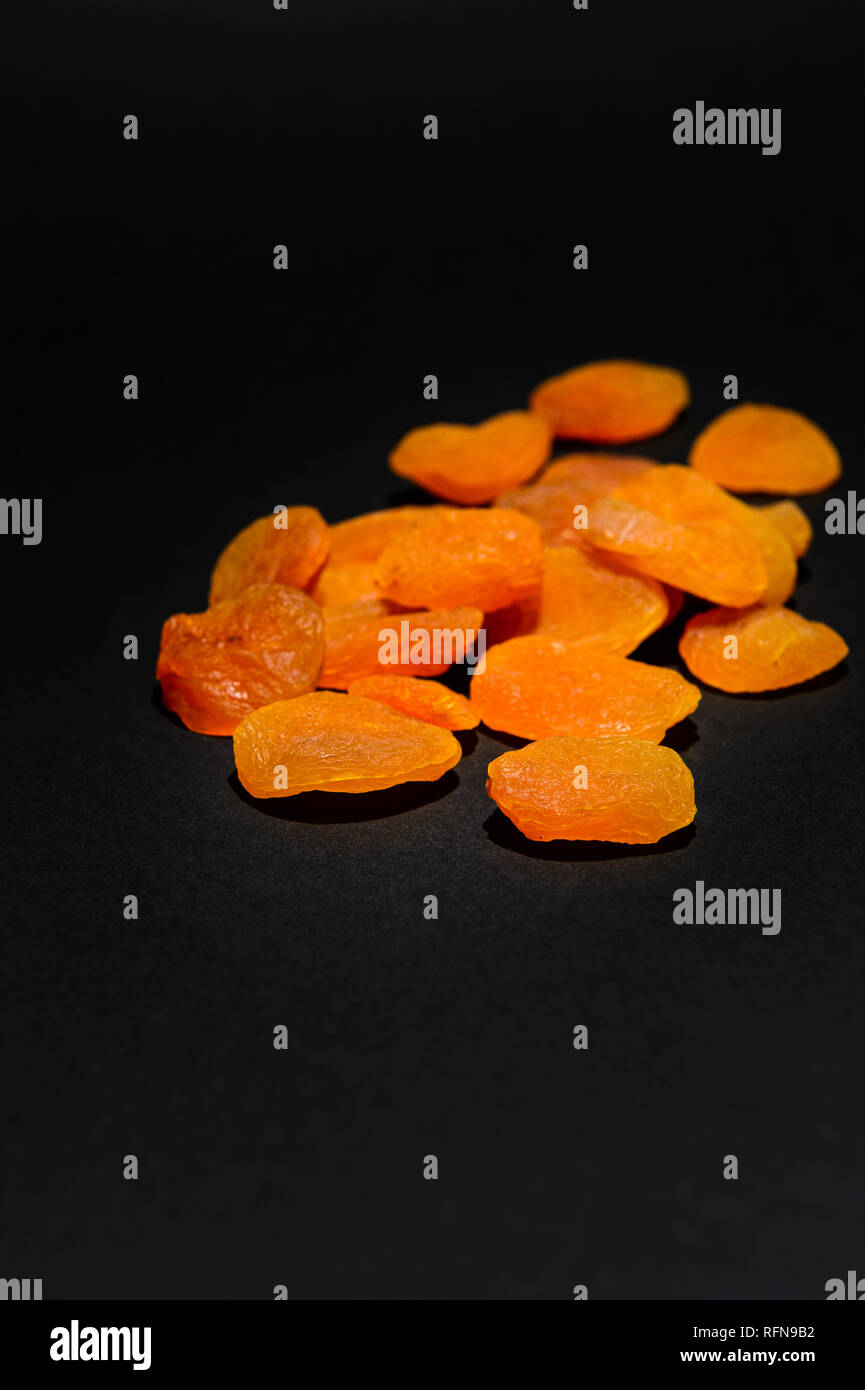 Libre d'abricots secs, isolated on black Banque D'Images