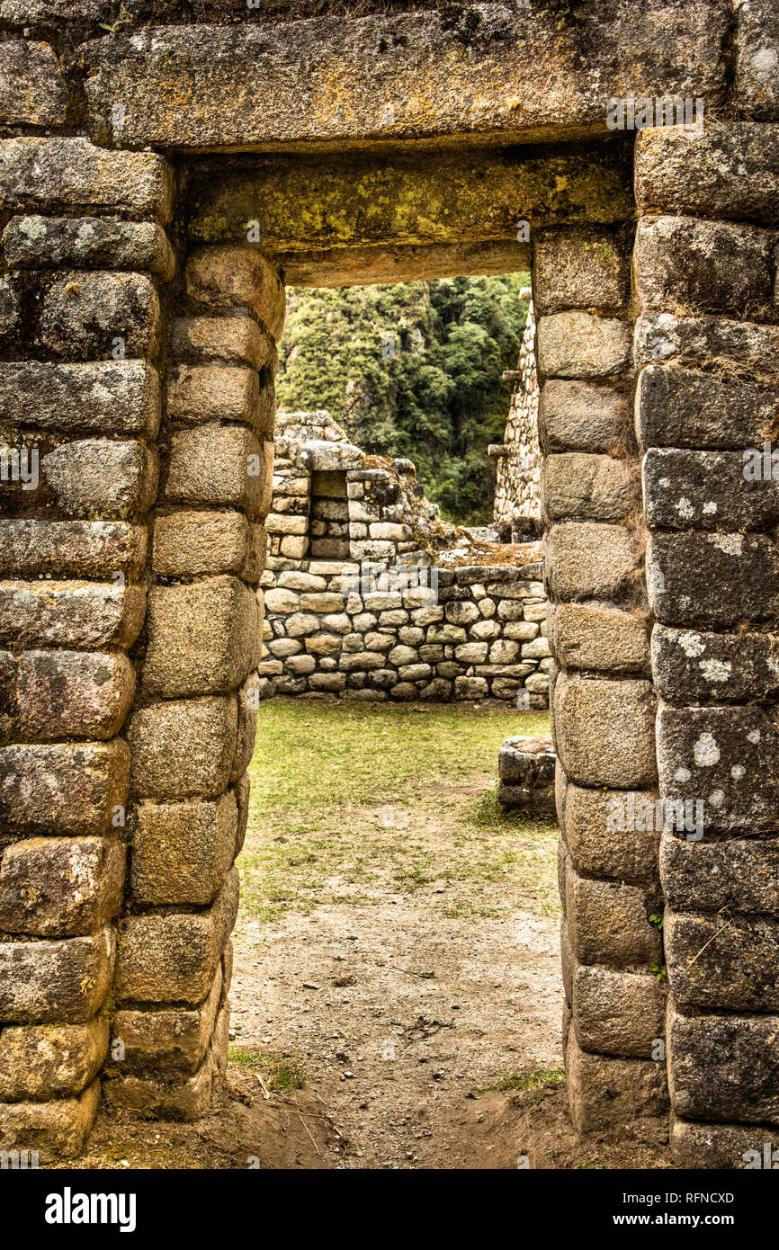 Dans l'embrasure de la ruine Inca préhistorique Winay Wayna. De l'Inca vers le Machu Picchu. Le Pérou. Banque D'Images