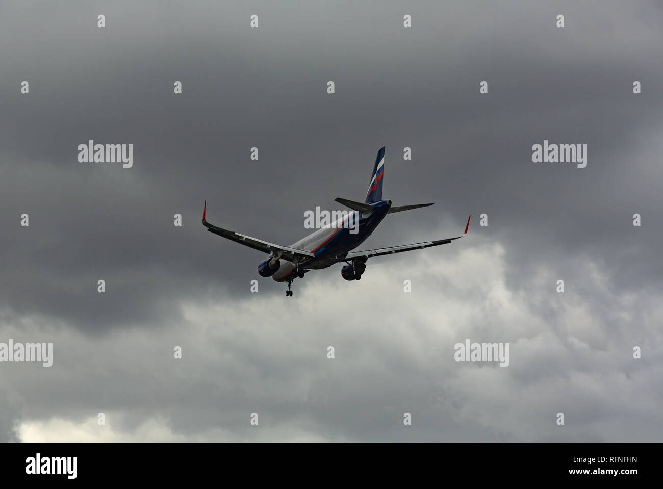 Allemagne, FRANCFORT - Septembre 06, 2015 : Airbus A320-214, 50-2106-ESB de l'Aeroflot approche et l'atterrissage à l'aéroport de Francfort Banque D'Images