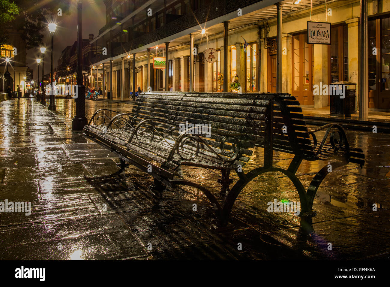 Quartier français, la Nouvelle Orléans, sur un automne pluvieux nuit Banque D'Images