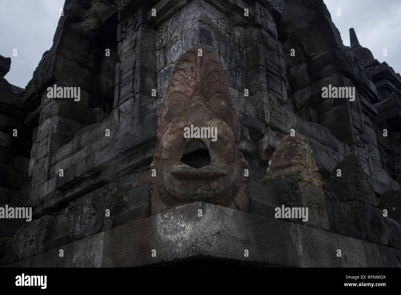 La goulotte de vidange d'un coin à temple de Borobudur à Java, en Indonésie. Banque D'Images