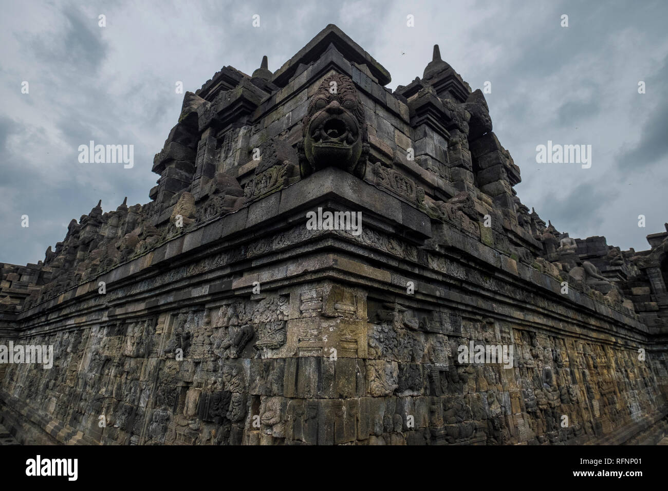 La goulotte de vidange d'un coin à temple de Borobudur à Java, en Indonésie. Banque D'Images