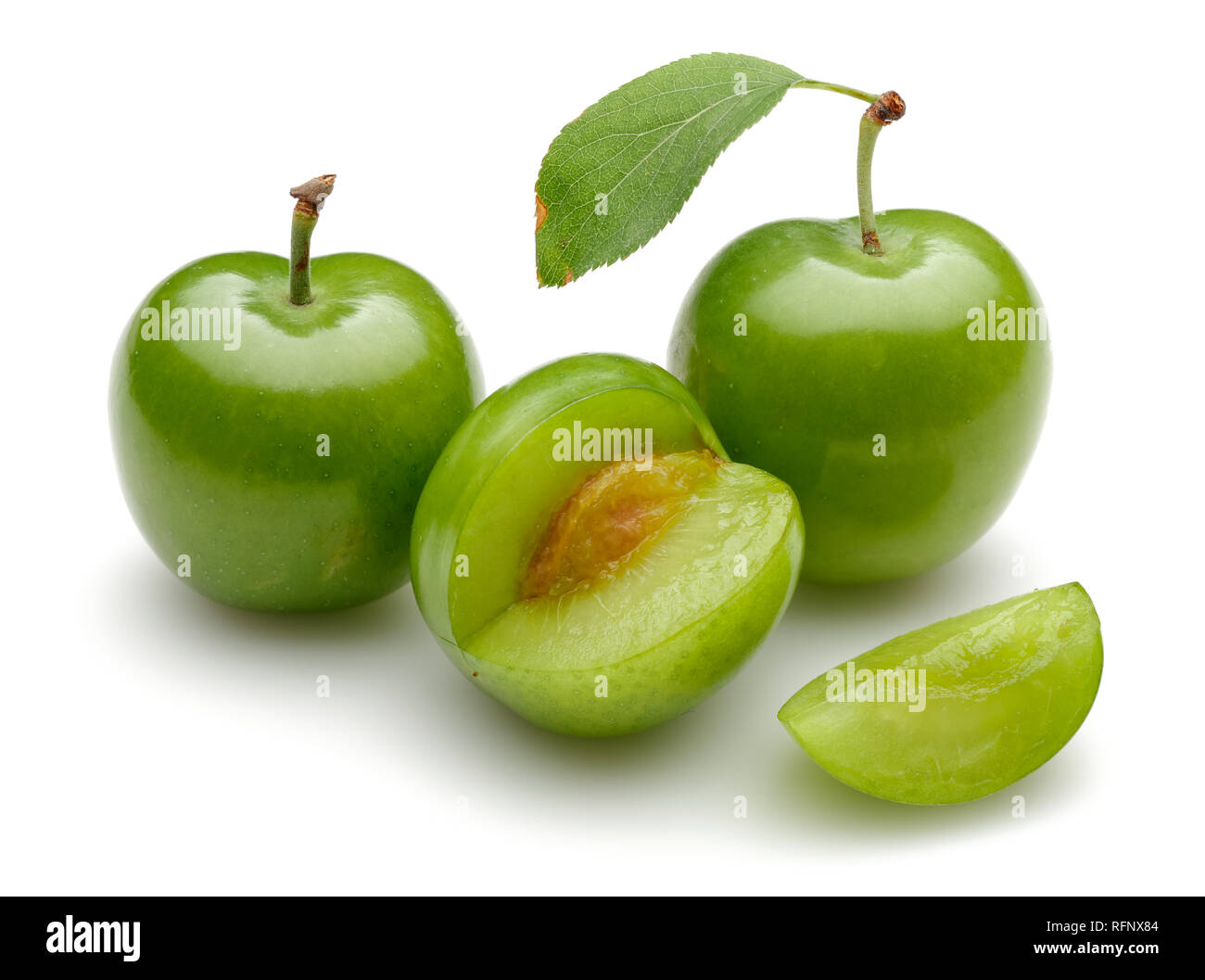 Les prunes avec feuille vert frais isolé sur fond blanc Banque D'Images