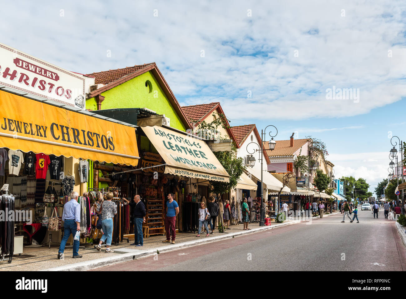 Katakolon, Grèce - 31 octobre 2017 : les touristes sur la rue commerçante de la petite ville charmante de Katakolon. Le port de Katakolon ou Katakolo est un Banque D'Images